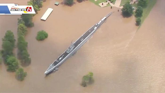 Hochwasser spült ausgemustertes U-Boot weg