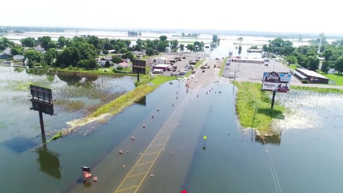 Drohnen-Video: Autofahrer bleibt im Hochwasser stecken
