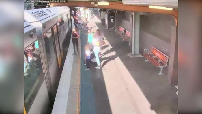 Vierjähriger stürzt in Lücke zwischen Zug und Bahnsteig