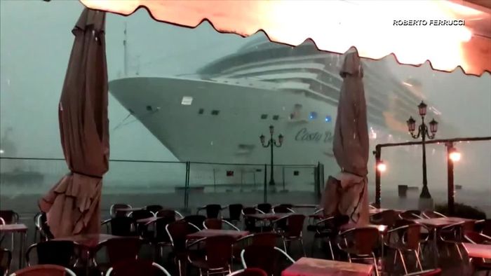 Beinahe-Kollision in Venedig: Kreuzfahrtschiff schrammt an Katastrophe vorbei
