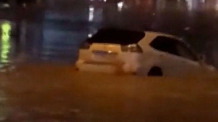 Volle Fahrt ins Verderben: Fahrer versenkt Auto im Hochwasser