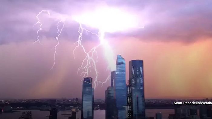 Gewitter über New York: Grelle Blitze am Morgenhimmel