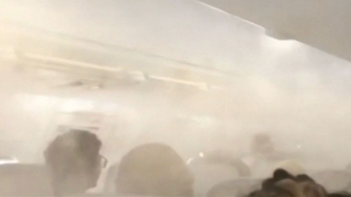 Beängstigend: Nebel flutet Flugzeug