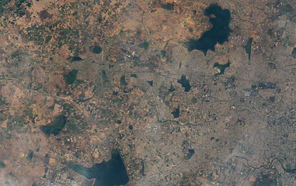Der Puzhal-See (oben) ist ein künstlicher See nordwestlich der indischen Stadt Chennai, der als Wasserreservoir für die Millionenstadt dient. Die Aufnahme stammt vom 31. Mai 2018.