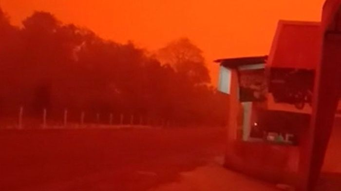 Apokalyptische Ausmaße: Blutroter Himmel in Indonesien