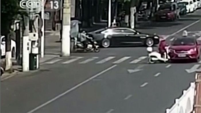 Nach Unfall unter SUV: Rollerfahrerin von Passanten gerettet