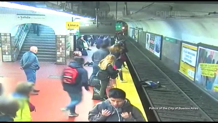 Als Zug einfährt: Ohnmächtiger Mann schubst Frau auf U-Bahn-Gleis