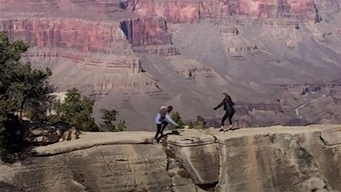 Beim Fotografieren: Frau stürzt beinahe in den Grand Canyon
