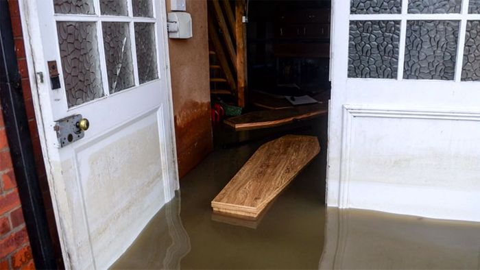 Schwimmende Särge: Immense Überflutungsschäden in England