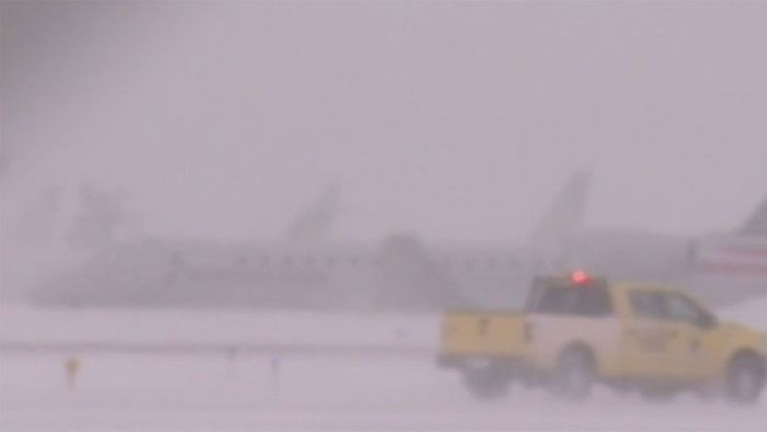 Schneechaos in Chicago: Flugzeug schlittert von Landebahn
