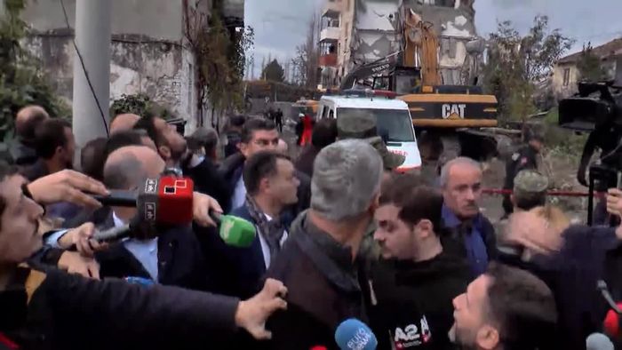 Schock beim Interview: Kosovos Präsident erlebt Nachbeben