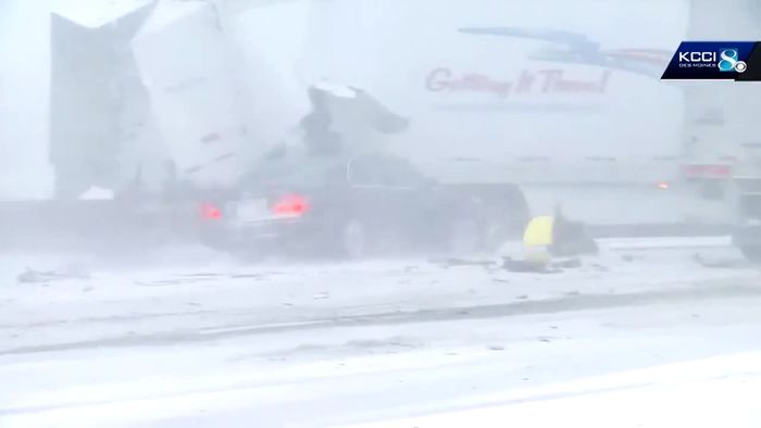 Massenkarambolage bei Schneesturm: Autofahrer krachen in Stauende