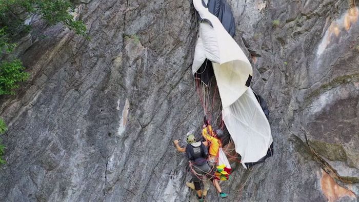 Lebensgefahr! Österreichischer Base-Jumper gegen Felswand geschleudert