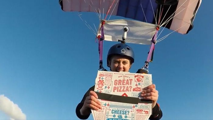 Verrückter Fallschirmsprung: Pizza-Lieferung in luftiger Höhe