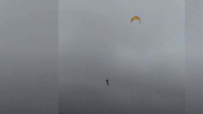 Völlig abgehoben: Kitesurfer fliegt im Sturm 20 Meter hoch