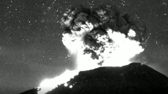Spektakuläre Bilder: Vulkanausbruch in Mexiko bei Nacht
