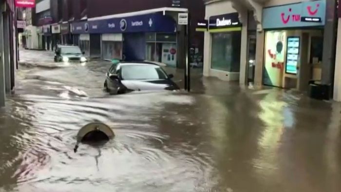 Hochwasser! Sturm VICTORIA fegt über Großbritannien