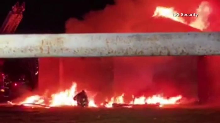 Dramatische Sekunden: Brennendes Dach stürzt über Feuerwehrmann ein