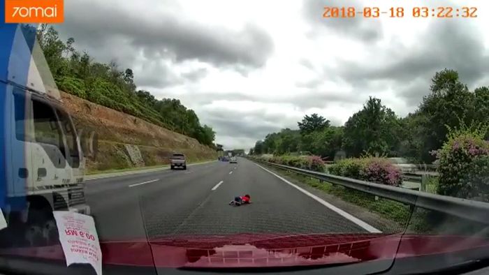 Zweijähriger aus Auto geschleudert: Schlimmer Unfall bei Autorennen