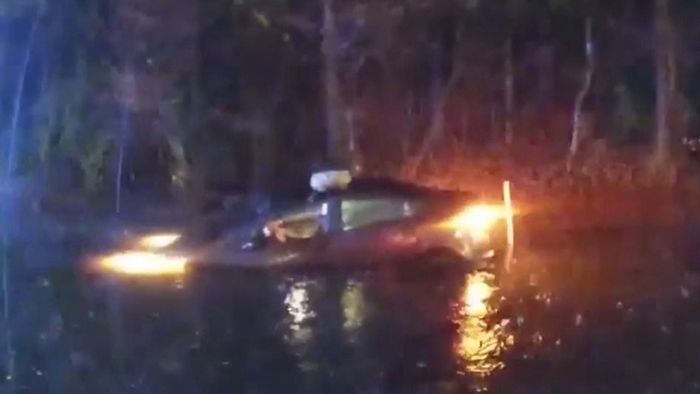Auto steckt im Hochwasser fest: Insassen aus Fluten gerettet