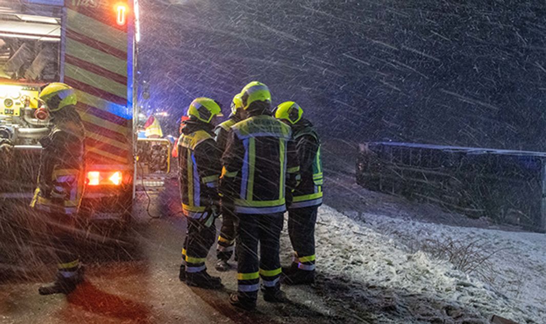 Ticker Mehrere Verletzte Tief Bianca Lasst Reisebus Umsturzen