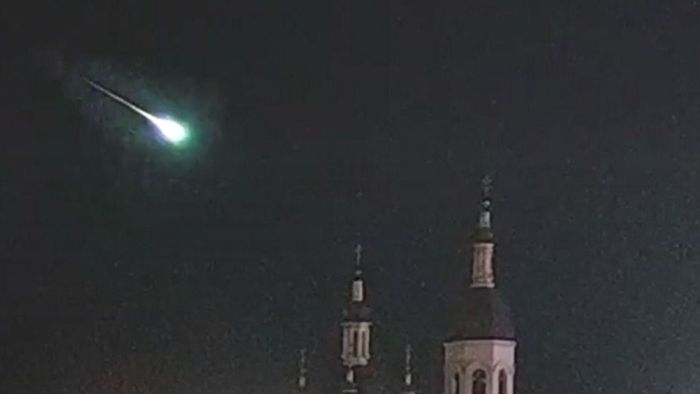 Spektakel am Nachthimmel: Meteorit rast auf Sibirische Stadt zu