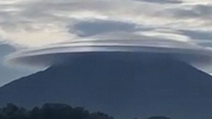 Ungewöhnliches Phänomen: UFO-Wolke schwebt über Vulkan