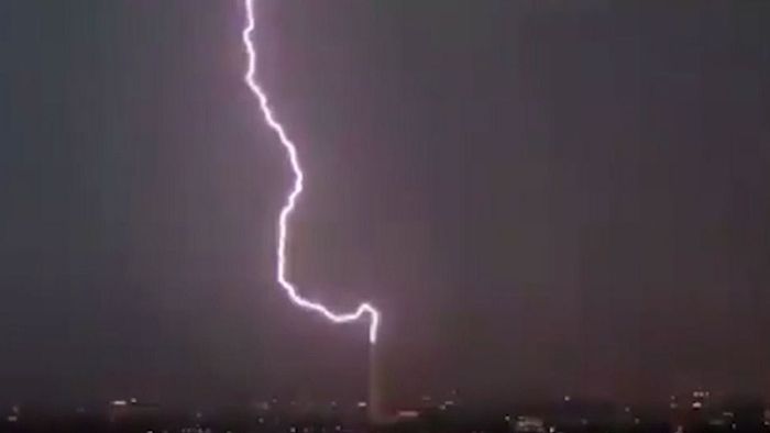 Gewaltiger Einschlag! Blitz trifft Washington Monument
