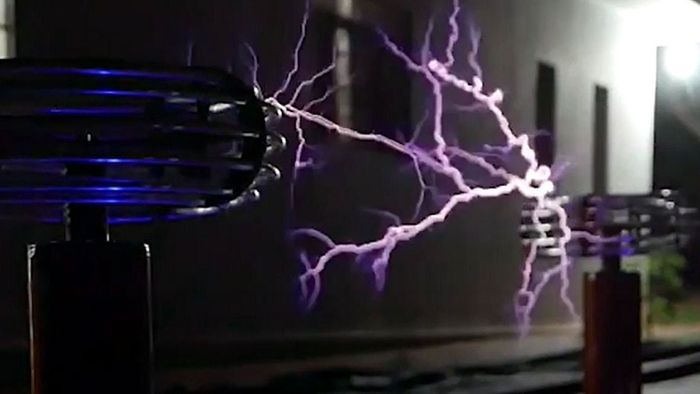 Musikalisches Blitzfeuerwerk: Student covert Popsongs auf Teslaspulen