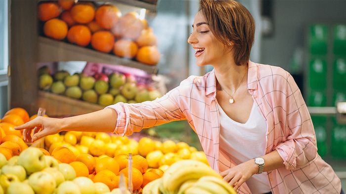 Anhand einiger Tipps kann man reifes Obst und Gemüse im Supermarkt besser erkennen.