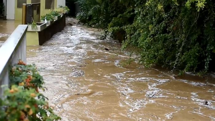 Über 200 vollgelaufene Keller! Schwere Überflutungen in Hessen