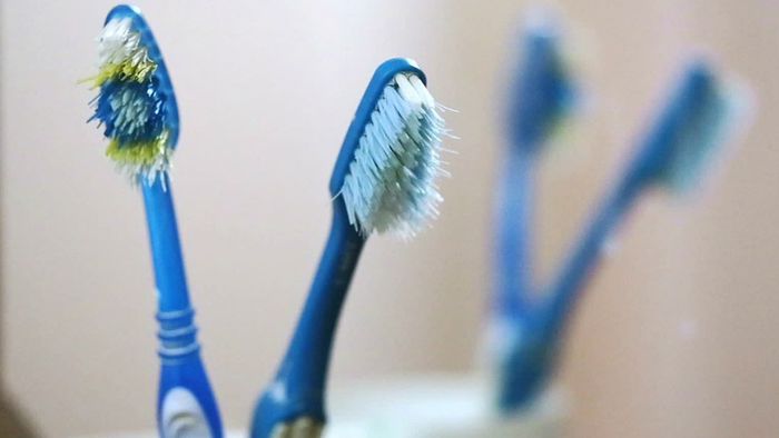Zahnbürste, Bettwäsche und Co.: So oft solltest du sie wechseln