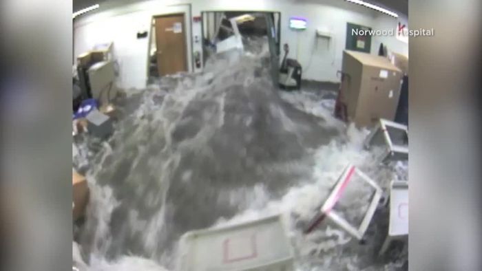 Dramatische Bilder: Hochwasser strömt in US-Krankenhaus