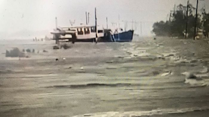 Boot landet auf Straße: So heftig tobt Hurrikan ZETA in Louisiana