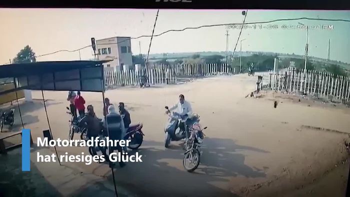 Plötzlich umgestürzt: Bahnschranke verfehlt Motorradfahrer nur knapp