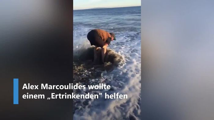 Mann eilt "Ertrinkendem" zu Hilfe und rettet Baby-Delfin