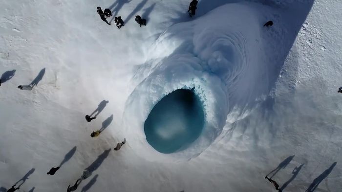 "Vulkan" aus purem Eis: Naturphänomen begeistert Besucher