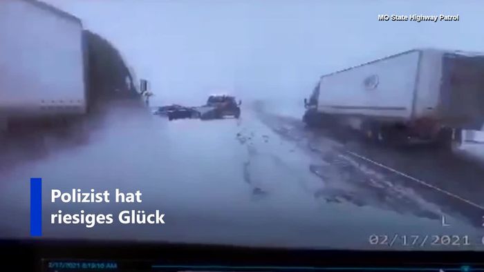 Auf verschneiter Autobahn: LKW rutscht unkontrolliert auf Unfallstelle zu