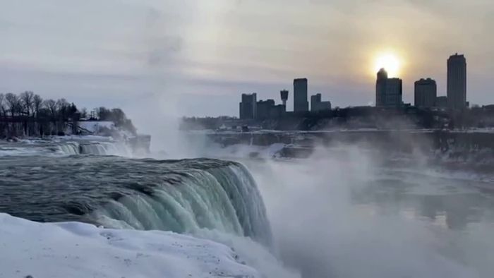 Niagarafälle teilweise zu Eis erstarrt