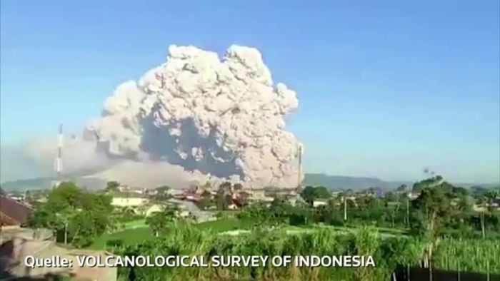 Kilometerhohe Aschewolke nach Vulkanausbruch auf Sumatra