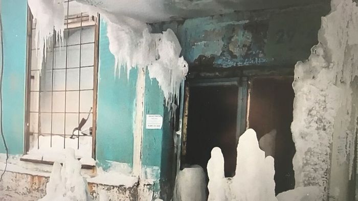 Verlassenes Haus in Geisterstadt verwandelt sich in Eishöhle