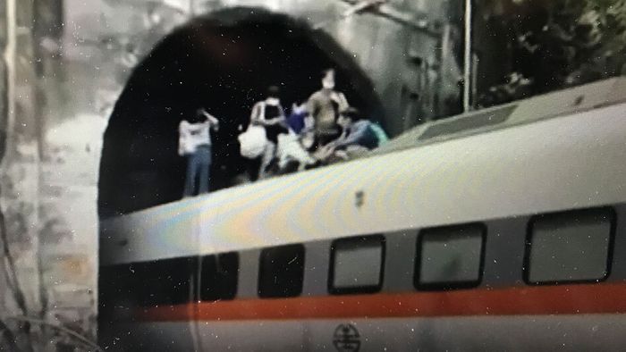 Zusammenstoß mit Lastwagen: Zug entgleist in Tunnel