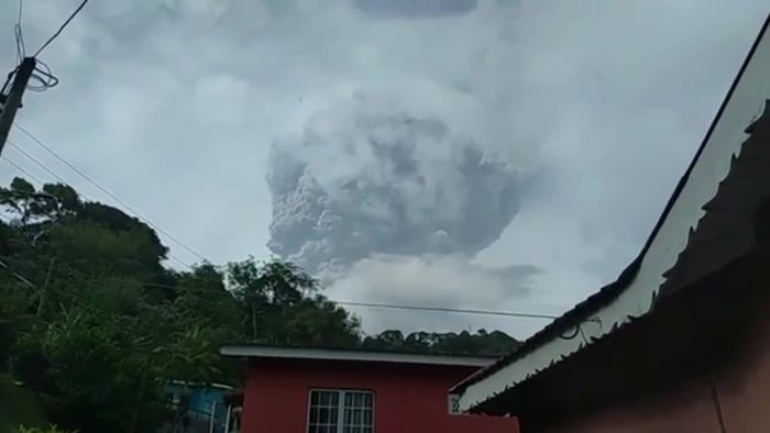 Massenevakuierung: Vulkan La Soufrière auf St. Vincent ausgebrochen