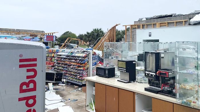 Kurios: Tornado reißt Dach von Lebensmittelladen mit – Regale unberührt