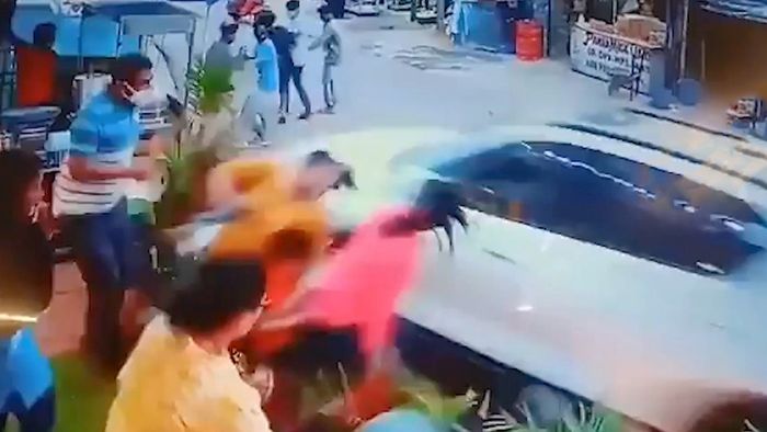 SUV-Fahrerin rast in Fußgängergruppe - Passanten haben Schutzengel
