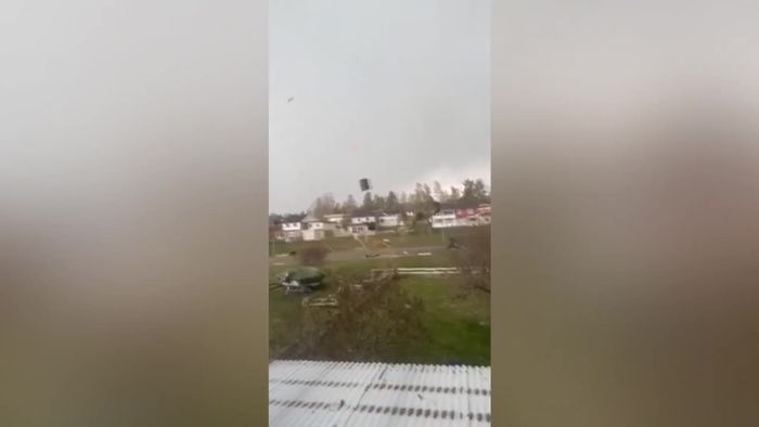 Tornado wütet in Dorf: Wirbelsturm reißt in Schweden Hütte mit