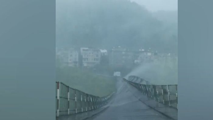 Erschreckende Bilder: Sturm reißt an Hängebrücke