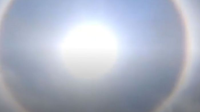 Beeindruckendes Naturschauspiel: Regenbogen-Halo umschließt Sonne