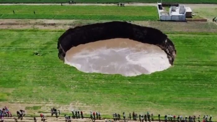 Mysteriöser Krater: Riesiges Senkloch auf Feld wird immer größer