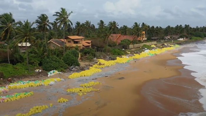 Umweltkatastrophe nach Schiffsunglück: Küste mit Plastik überschwemmt